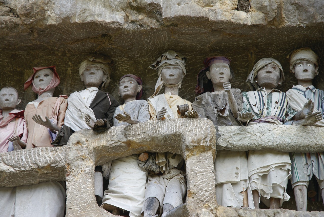 Village de Kete Kesu, tau-tau du cimetière Toraja.