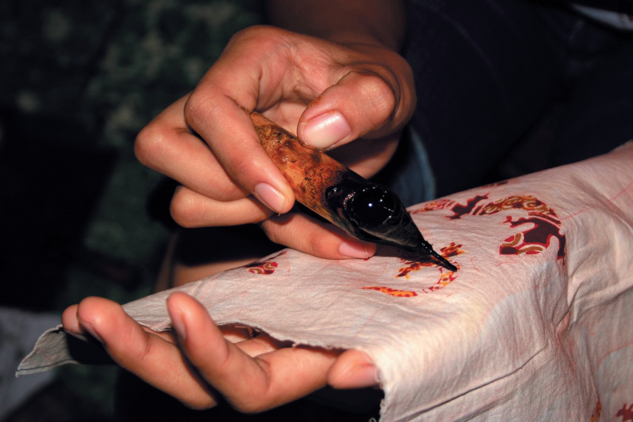 Le batik, technique d'impression des étoffes.