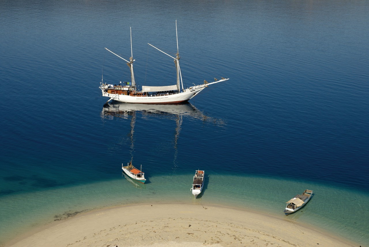 Bateaux mouillant dans l'archipel de Pulau Tujuhbelas.
