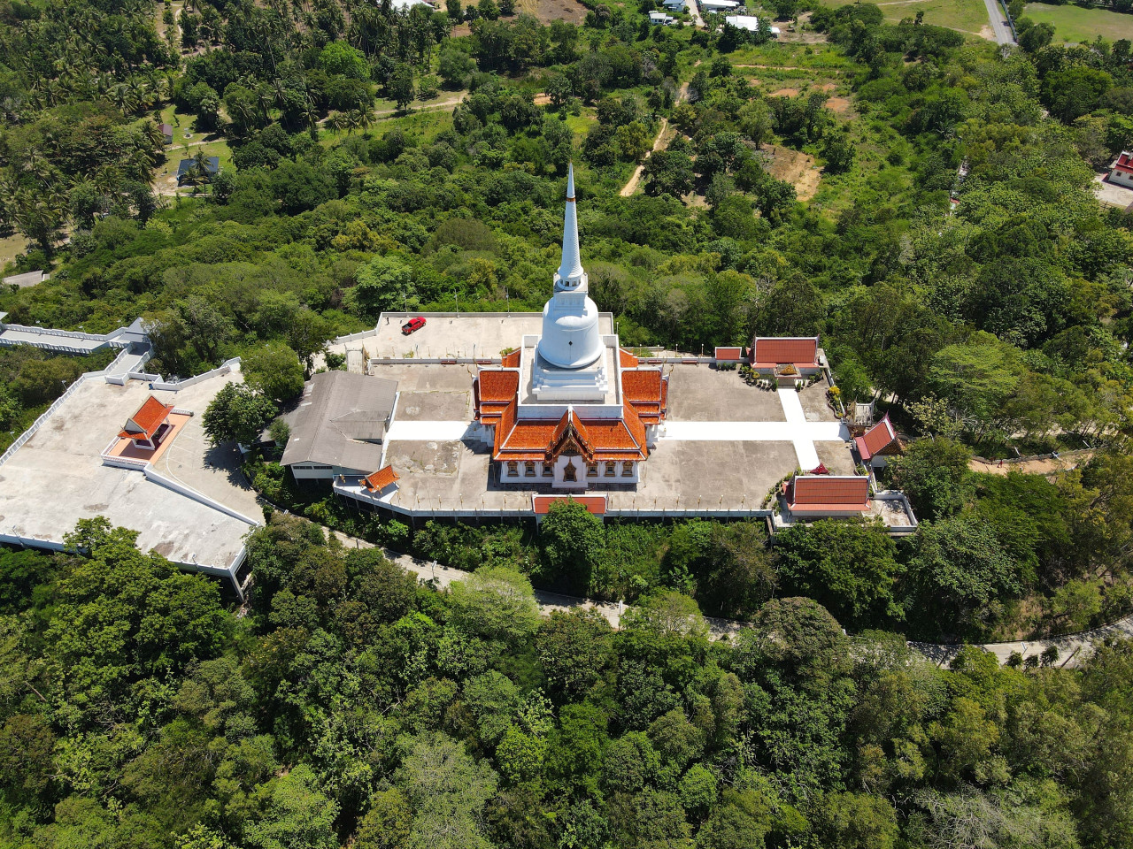 <p>Wat Khao Suwan Pradit</p>