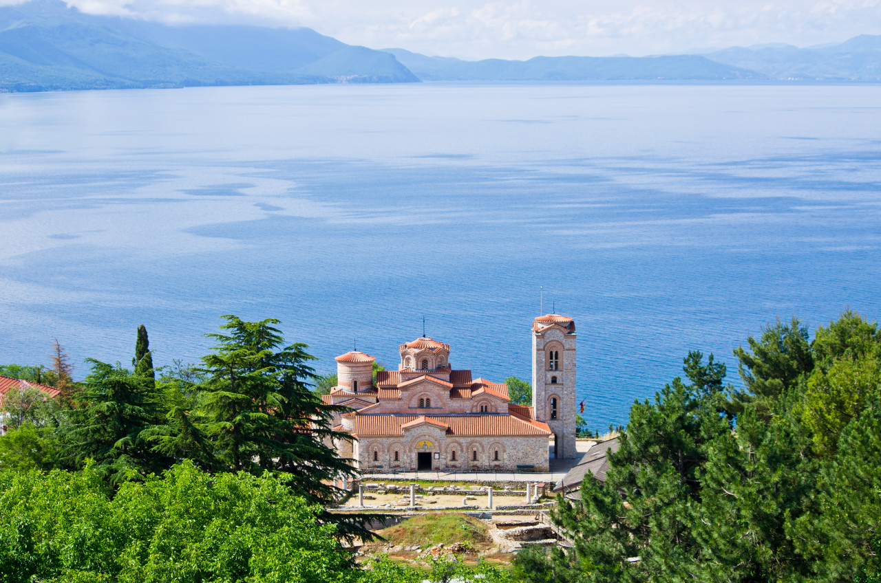 <p>Récente église Saints-Clément-et-Panteleimon, sur la colline Plaošnik, au bord du lac d'Ohrid.</p><p></p><p><b><br /></b></p>