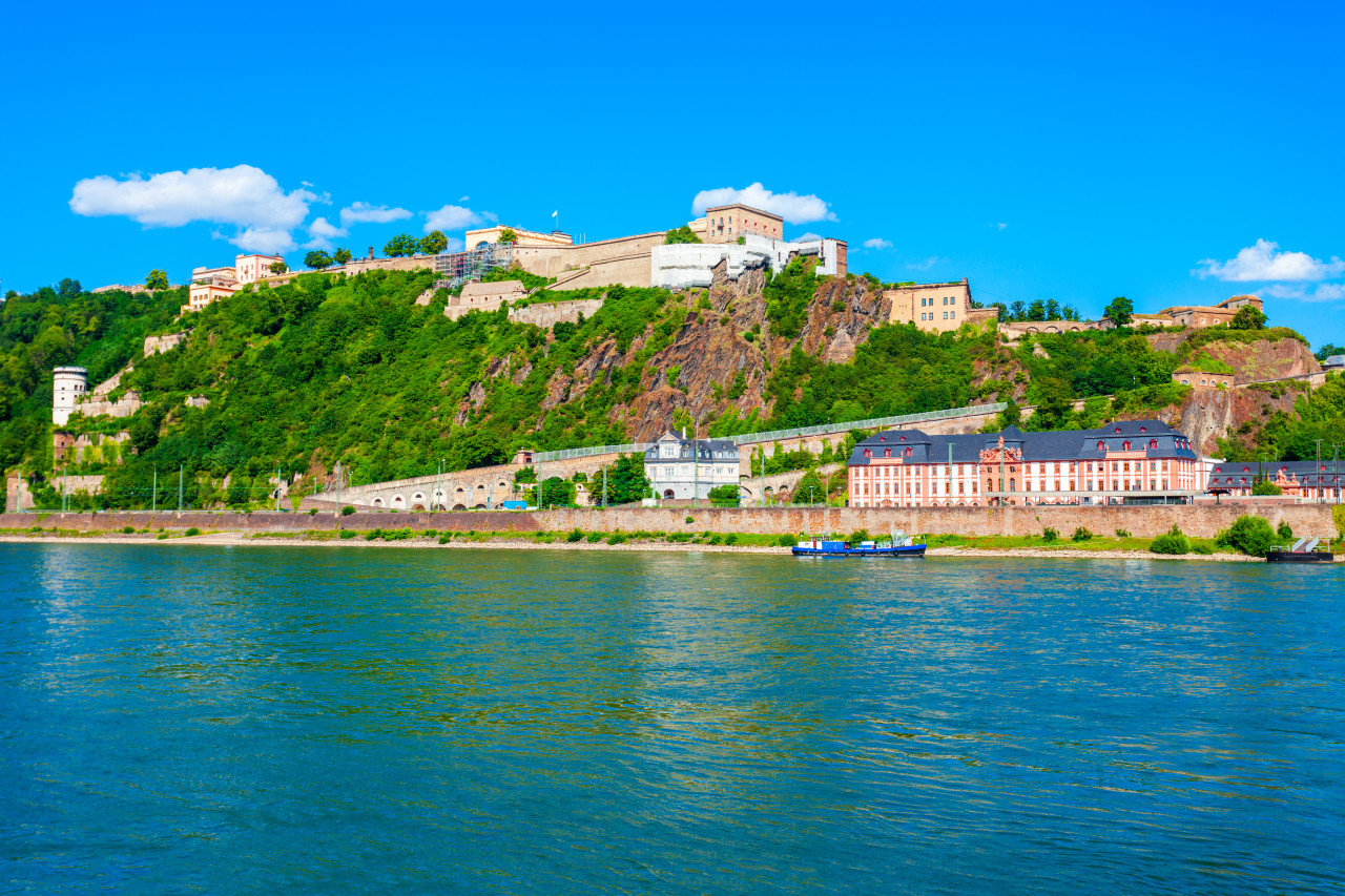 <p>Forteresse d'Ehrenbreitstein, sur les rives du Rhin.</p>