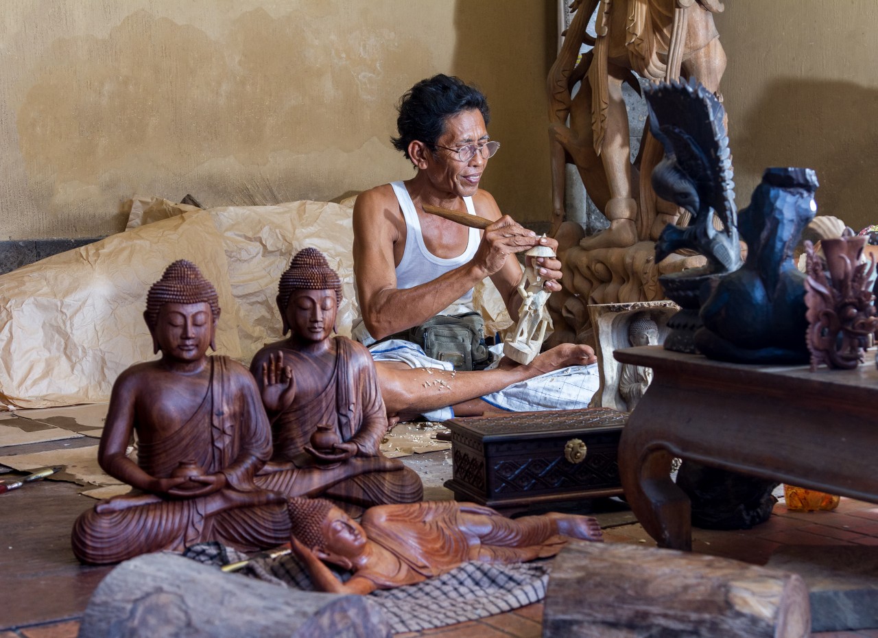 Sculpteur sur bois balinais, Ubud.