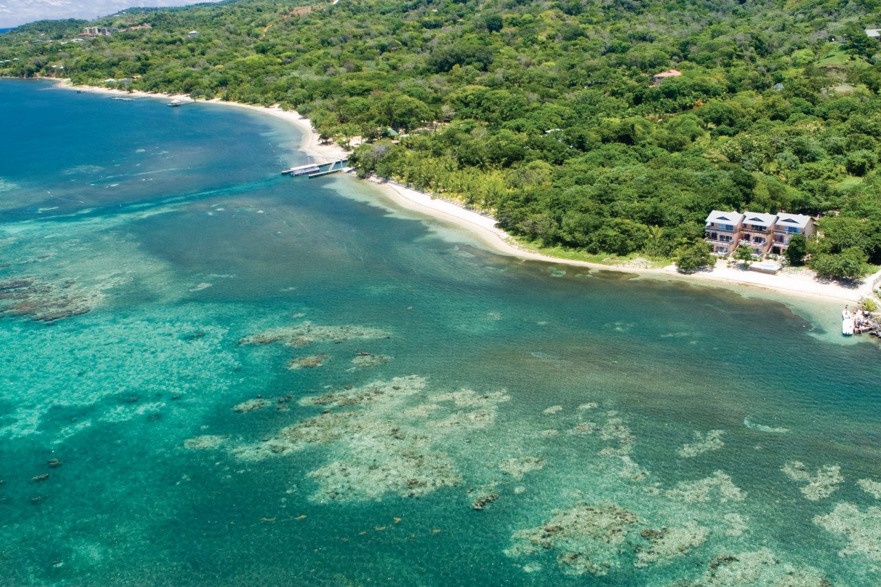 Survol de l'île de Roatan.