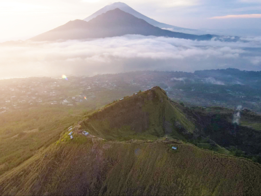 攀登日出中的巴图尔火山